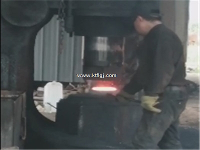鍛打法蘭生產(chǎn)中